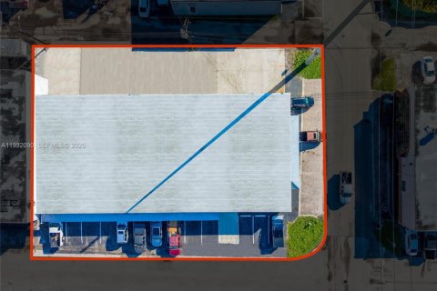 Propiedad comercial en venta en Oakland Park, Florida № 1990589 - foto 4