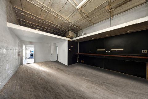 Propiedad comercial en venta en Oakland Park, Florida № 1990589 - foto 16