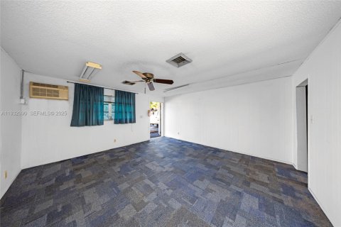 Propiedad comercial en venta en Oakland Park, Florida № 1990589 - foto 20