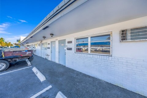 Propiedad comercial en venta en Oakland Park, Florida № 1990589 - foto 6