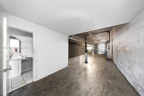 Propiedad comercial en venta en Oakland Park, Florida № 1990589 - foto 12