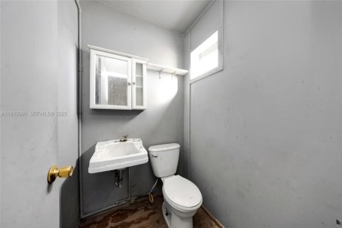 Propiedad comercial en venta en Oakland Park, Florida № 1990589 - foto 26