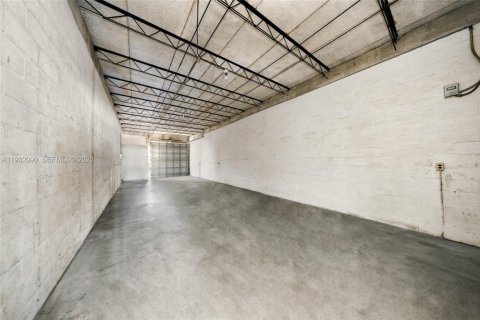 Propiedad comercial en venta en Oakland Park, Florida № 1990589 - foto 21