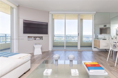 Снять в аренду квартиру в Майами-Бич, Флорида 2 спальни, 104.98м2, № 2034508 - фото 2