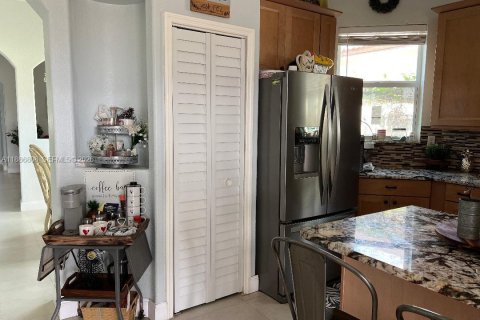 Casa en venta en Hialeah, Florida, 4 dormitorios, 172.24 m2 № 2087822 - foto 14