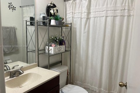 Casa en venta en Hialeah, Florida, 4 dormitorios, 172.24 m2 № 2087822 - foto 30