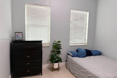 Casa en venta en Hialeah, Florida, 4 dormitorios, 172.24 m2 № 2087822 - foto 28