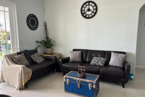 Casa en venta en Hialeah, Florida, 4 dormitorios, 172.24 m2 № 2087822 - foto 16