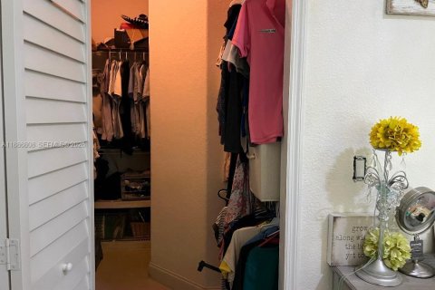 Casa en venta en Hialeah, Florida, 4 dormitorios, 172.24 m2 № 2087822 - foto 19