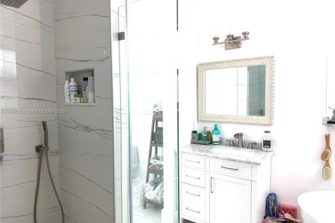 Casa en venta en Hialeah, Florida, 4 dormitorios, 172.24 m2 № 2087822 - foto 24