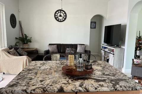 Casa en venta en Hialeah, Florida, 4 dormitorios, 172.24 m2 № 2087822 - foto 15