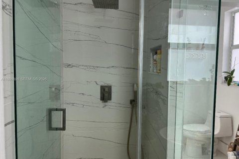 Casa en venta en Hialeah, Florida, 4 dormitorios, 172.24 m2 № 2087822 - foto 22