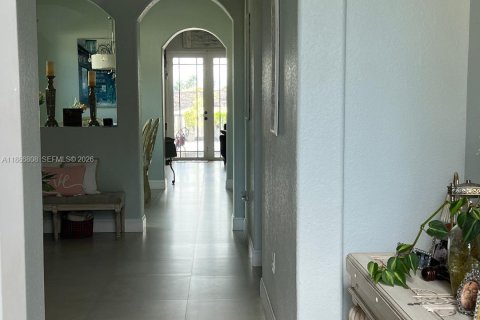 Casa en venta en Hialeah, Florida, 4 dormitorios, 172.24 m2 № 2087822 - foto 3