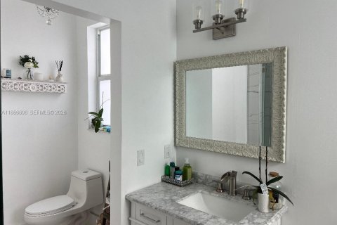 Casa en venta en Hialeah, Florida, 4 dormitorios, 172.24 m2 № 2087822 - foto 23