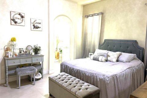 Casa en venta en Hialeah, Florida, 4 dormitorios, 172.24 m2 № 2087822 - foto 18