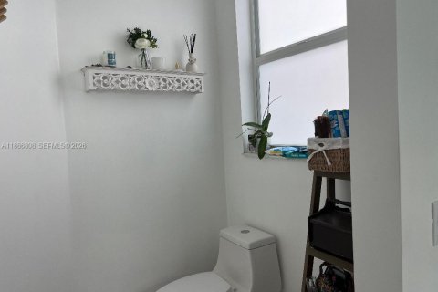 Casa en venta en Hialeah, Florida, 4 dormitorios, 172.24 m2 № 2087822 - foto 26