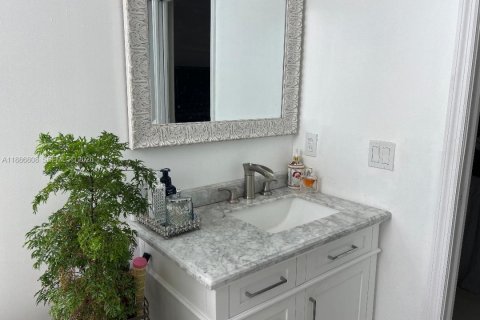Casa en venta en Hialeah, Florida, 4 dormitorios, 172.24 m2 № 2087822 - foto 25