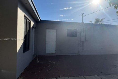 House in Miramar, Florida 3 bedrooms, 126.35 sq.m. № 2026391 - photo 2