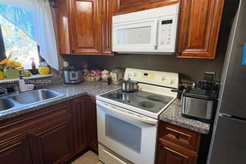 House in Miramar, Florida 3 bedrooms, 126.35 sq.m. № 2026391 - photo 6