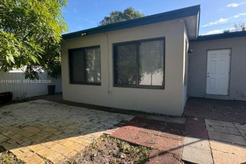 House in Miramar, Florida 3 bedrooms, 126.35 sq.m. № 2026391 - photo 11