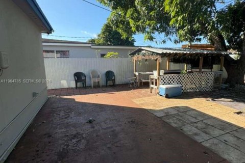 House in Miramar, Florida 3 bedrooms, 126.35 sq.m. № 2026391 - photo 9