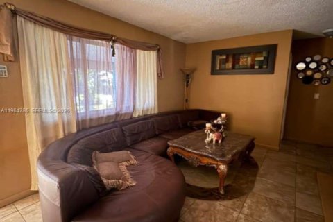 House in Miramar, Florida 3 bedrooms, 126.35 sq.m. № 2026391 - photo 12