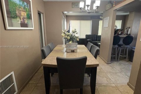 House in Miramar, Florida 3 bedrooms, 126.35 sq.m. № 2026391 - photo 17