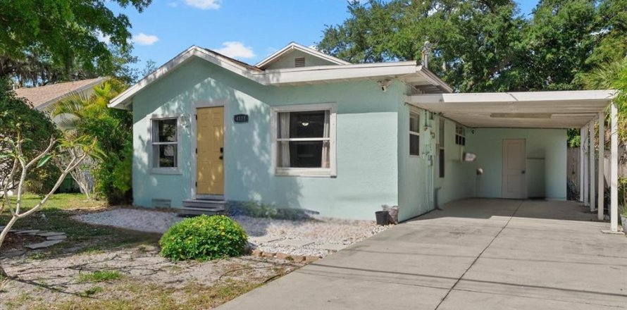 House in Sarasota, Florida 2 bedrooms, 120.03 sq.m. № 2234245
