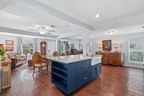 House in Sarasota, Florida 2 bedrooms, 120.03 sq.m. № 2234245 - photo 9
