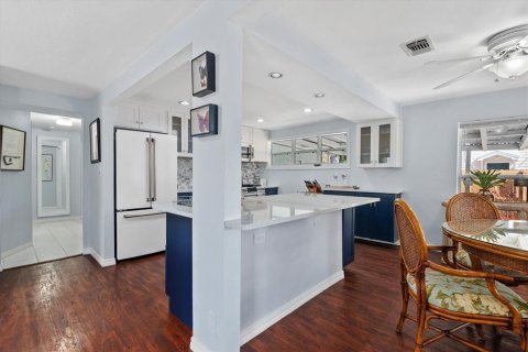 House in Sarasota, Florida 2 bedrooms, 120.03 sq.m. № 2234245 - photo 17