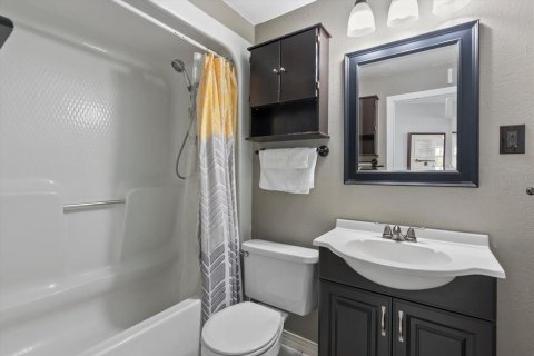 House in Sarasota, Florida 2 bedrooms, 120.03 sq.m. № 2234245 - photo 15