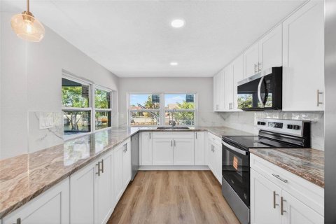 Villa ou maison à louer à New Port Richey, Floride: 3 chambres, 141.12 m2 № 2413766 - photo 6