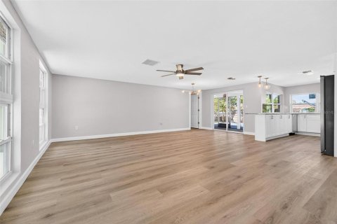 Villa ou maison à louer à New Port Richey, Floride: 3 chambres, 141.12 m2 № 2413766 - photo 5