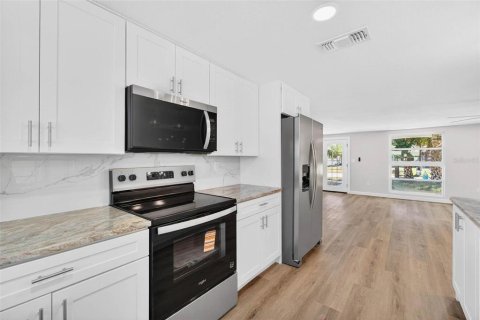Villa ou maison à louer à New Port Richey, Floride: 3 chambres, 141.12 m2 № 2413766 - photo 8