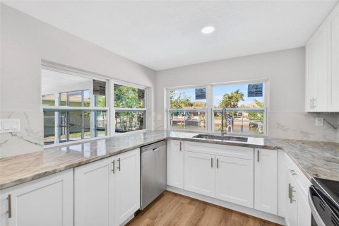 Villa ou maison à louer à New Port Richey, Floride: 3 chambres, 141.12 m2 № 2413766 - photo 7