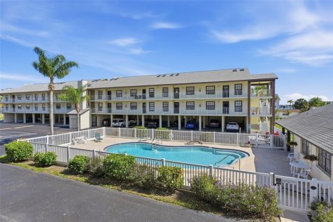 Condominio en Dunedin, Florida, 2 dormitorios № 2092805