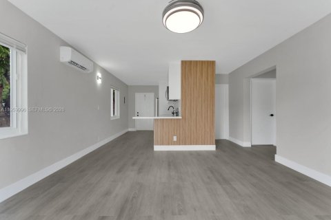 House in Pompano Beach, Florida 2 bedrooms, 67.63 sq.m. № 2020374 - photo 6