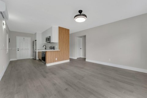 House in Pompano Beach, Florida 2 bedrooms, 67.63 sq.m. № 2020374 - photo 5