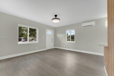 House in Pompano Beach, Florida 2 bedrooms, 67.63 sq.m. № 2020374 - photo 2