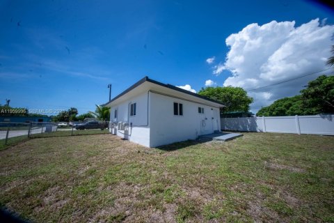 House in Pompano Beach, Florida 2 bedrooms, 67.63 sq.m. № 2020374 - photo 17