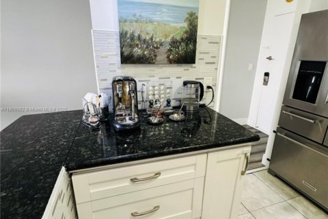 Condo in Miami, Florida, 2 bedrooms  № 1895678 - photo 9