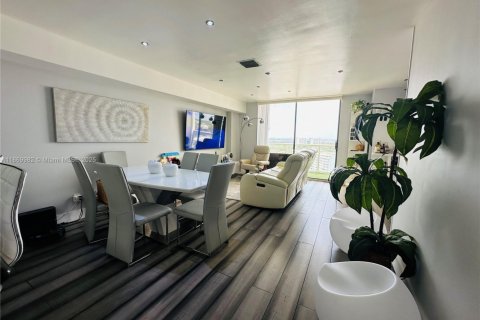 Condo in Miami, Florida, 2 bedrooms  № 1895678 - photo 1