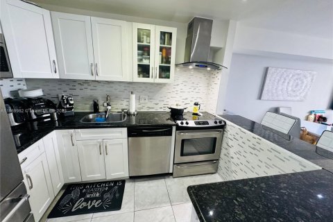 Condo in Miami, Florida, 2 bedrooms  № 1895678 - photo 7