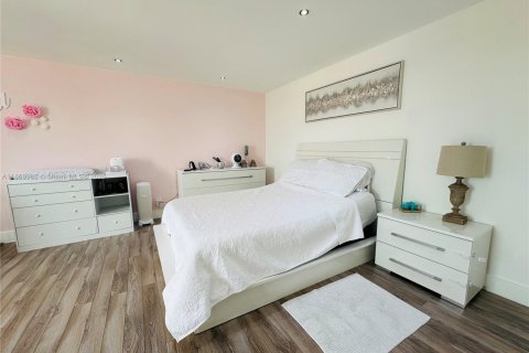 Condo in Miami, Florida, 2 bedrooms  № 1895678 - photo 12