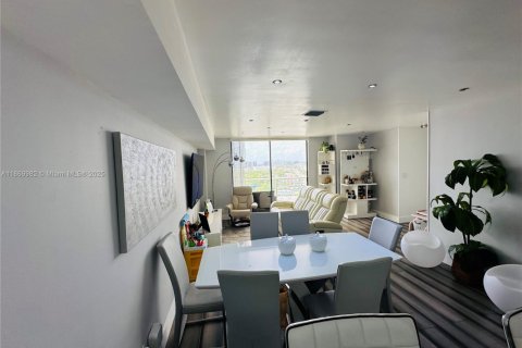 Condo in Miami, Florida, 2 bedrooms  № 1895678 - photo 4