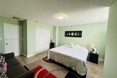 Condo in Miami, Florida, 2 bedrooms  № 1895678 - photo 22