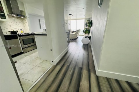 Condo in Miami, Florida, 2 bedrooms  № 1895678 - photo 26