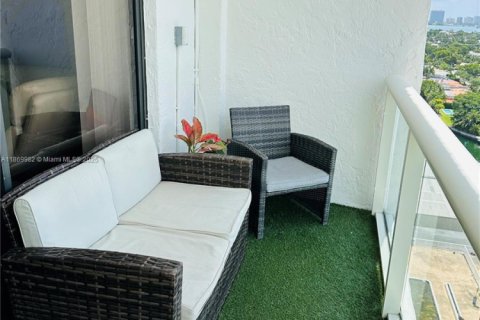 Condo in Miami, Florida, 2 bedrooms  № 1895678 - photo 25