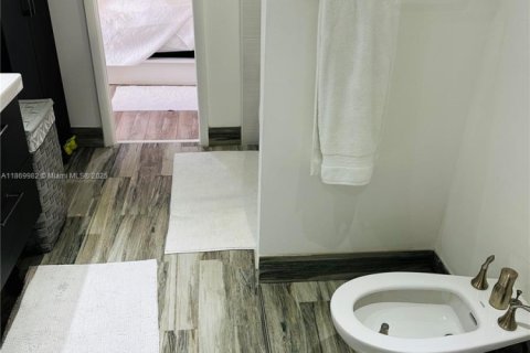 Condo in Miami, Florida, 2 bedrooms  № 1895678 - photo 16