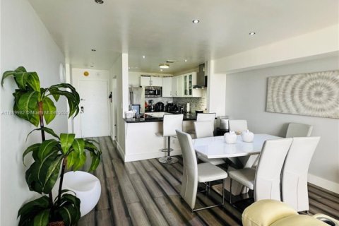 Condo in Miami, Florida, 2 bedrooms  № 1895678 - photo 29